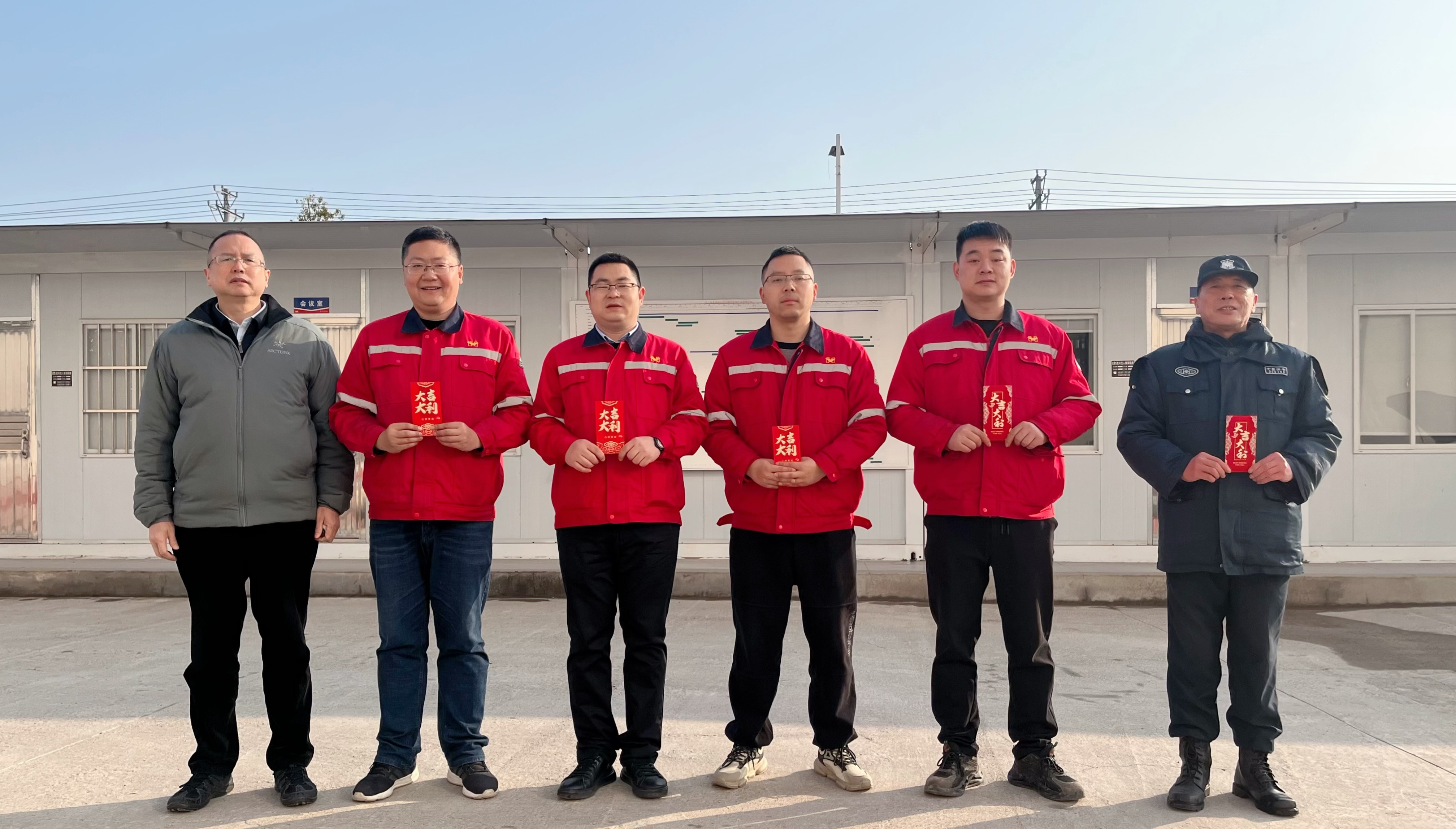 化機(jī)公司黨委書記、董事長、總經(jīng)理?xiàng)钪袧傻巾?xiàng)目現(xiàn)場走訪慰問(圖2)