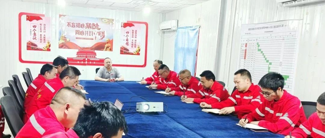 化機(jī)公司黨委書記、董事長(zhǎng)、總經(jīng)理?xiàng)钪袧傻叫陆?xiàng)目部現(xiàn)場(chǎng)辦公